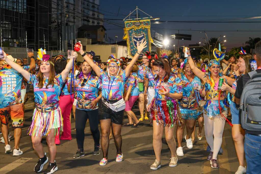 Foliões se entregam à alegria, cores e ritmos dos blocos de carnaval em Petrolina - DIVULGA PETROLINA